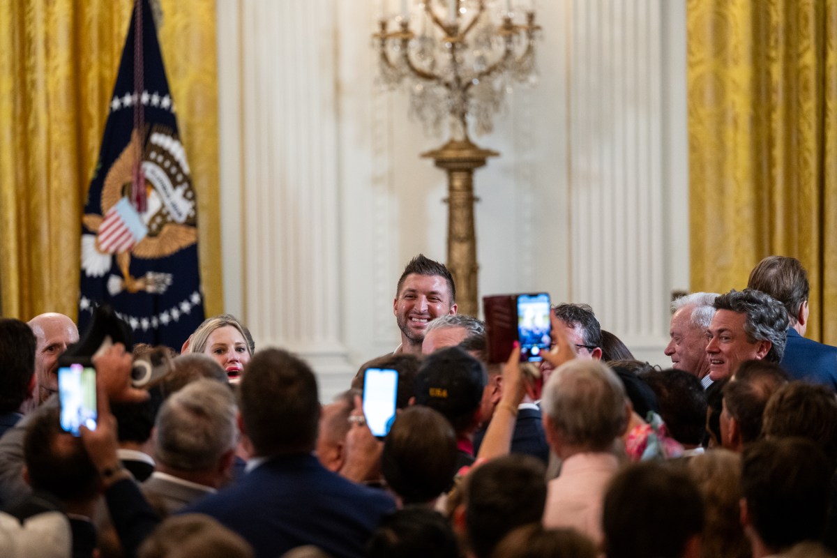 Tim Tebow greets the 2025 NCAA Division 1 Men’s Basketball Champion Florida Gators, Wednesday, May 21, 2025, in the East Room of the White House. (Official White House Photo by Molly Riley)