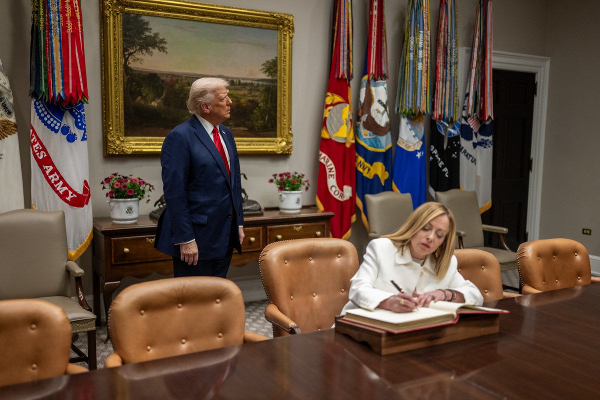 Prime Minister Giorgia Meloni of Italy signs the guest book in the Roosevelt Room, Thursday, April 17, 2025, before a bilateral meeting with President Donald Trump. (Official White House Photo by Daniel Torok)