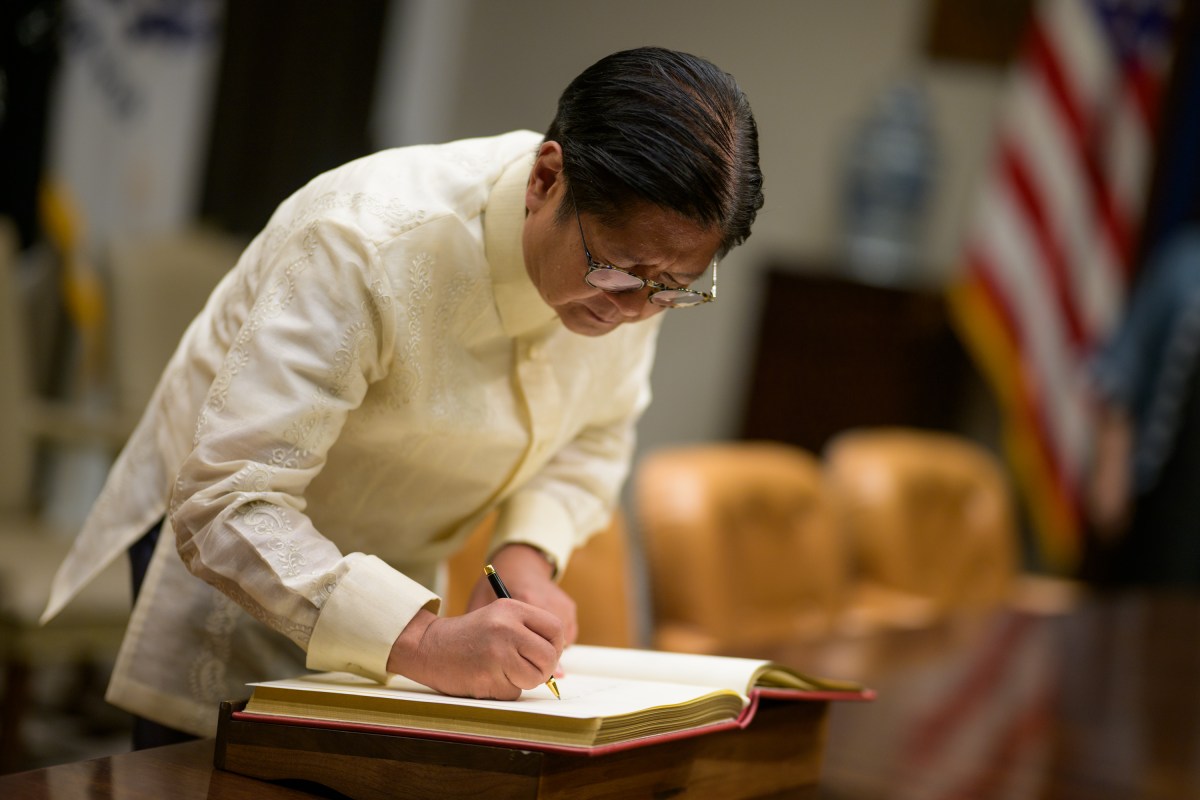 President Ferdinand Marcos Jr. of the Philippines signs the guest book, Tuesday, July 22, 2025, in the Roosevelt Room. (Official White House Photo by Daniel Torok)