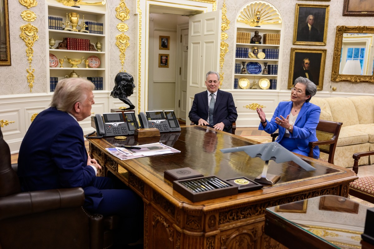 President Donald Trump poses for photos with tech leaders in the Oval Office, Thursday, September 4, 2025. (Official White House Photo by Daniel Torok)