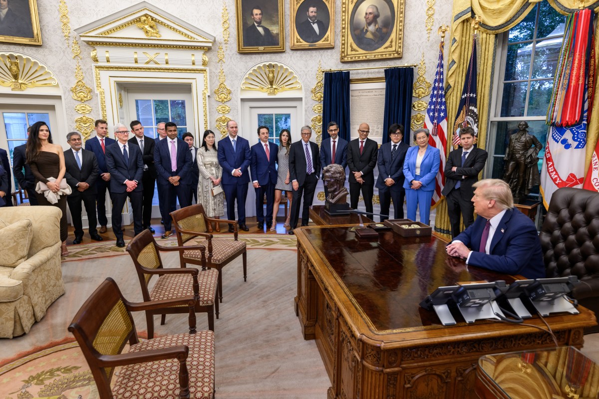 President Donald Trump poses for photos with tech leaders in the Oval Office, Thursday, September 4, 2025. (Official White House Photo by Daniel Torok)