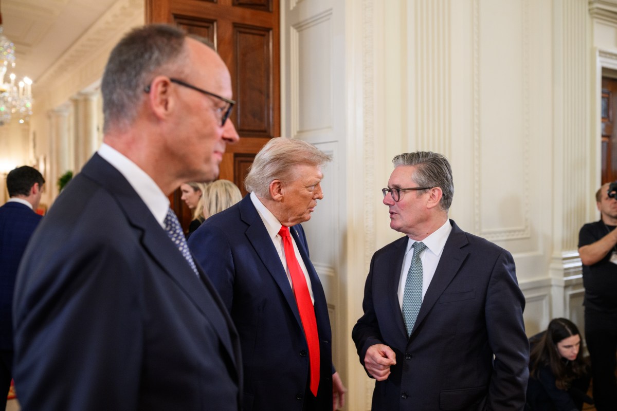 President Donald Trump speaks with U.K. Prime Minister Keir Starmer before a multilateral meeting with President Volodymyr Zelenskyy of Ukraine and other European leaders, Monday, August 18, 2025, in the East Room of the White House. (Official White House Photo by Daniel Torok)