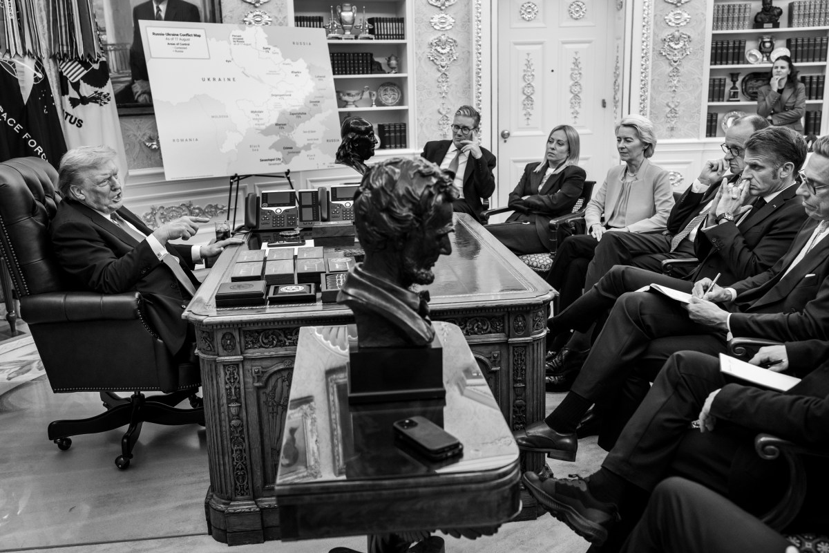 President Donald Trump meets with U.K. Prime Minister Keir Starmer, Italian Prime Minister Giorgia Meloni, European Commission President Ursula von der Leyen, German Chancellor Friedrich Merz, French President Emmanuel Macron, Finnish President Alexander Stubb, Ukrainian President Volodymyr Zelenskyy, and NATO Secretary General Mark Rutte after his call with Russian President Vladimir Putin, Monday, August 18, 2025, in the Oval Office. (Official White House Photo by Daniel Torok)
