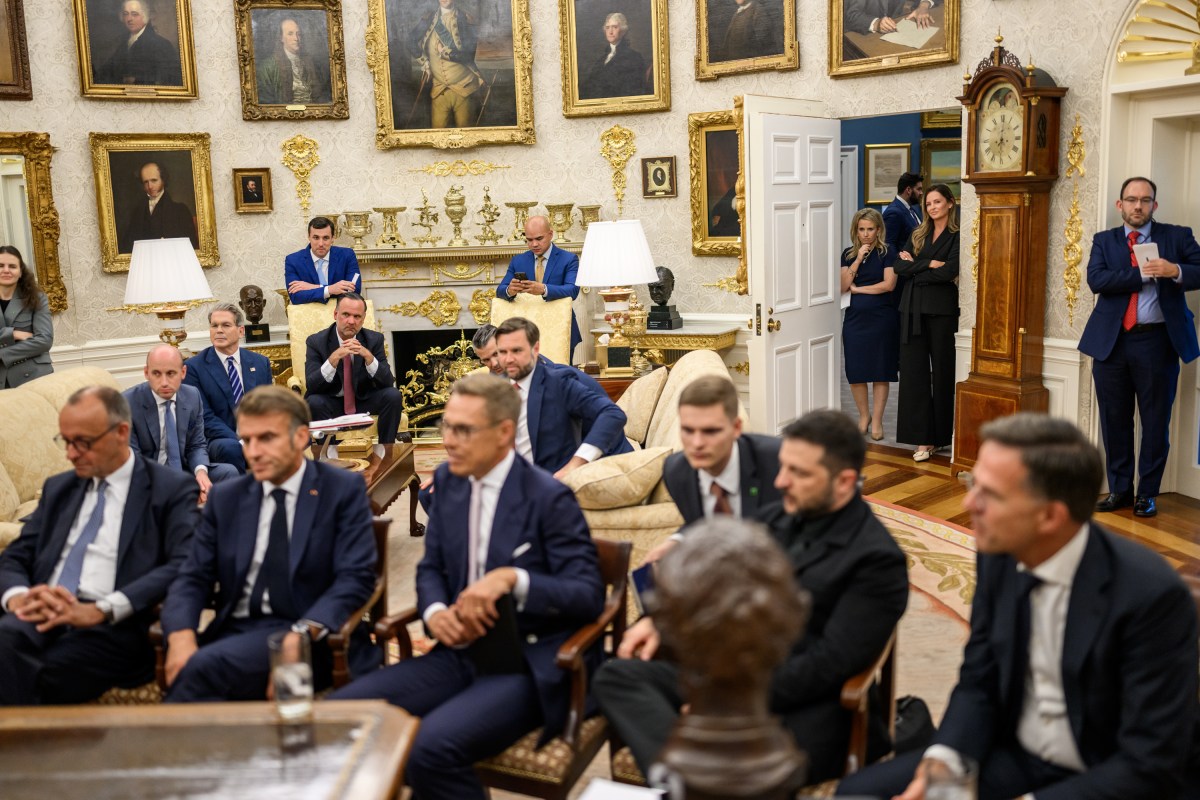 President Donald Trump meets with U.K. Prime Minister Keir Starmer, Italian Prime Minister Giorgia Meloni, European Commission President Ursula von der Leyen, German Chancellor Friedrich Merz, French President Emmanuel Macron, Finnish President Alexander Stubb, Ukrainian President Volodymyr Zelenskyy, and NATO Secretary General Mark Rutte after his call with Russian President Vladimir Putin, Monday, August 18, 2025, in the Oval Office. (Official White House Photo by Daniel Torok)