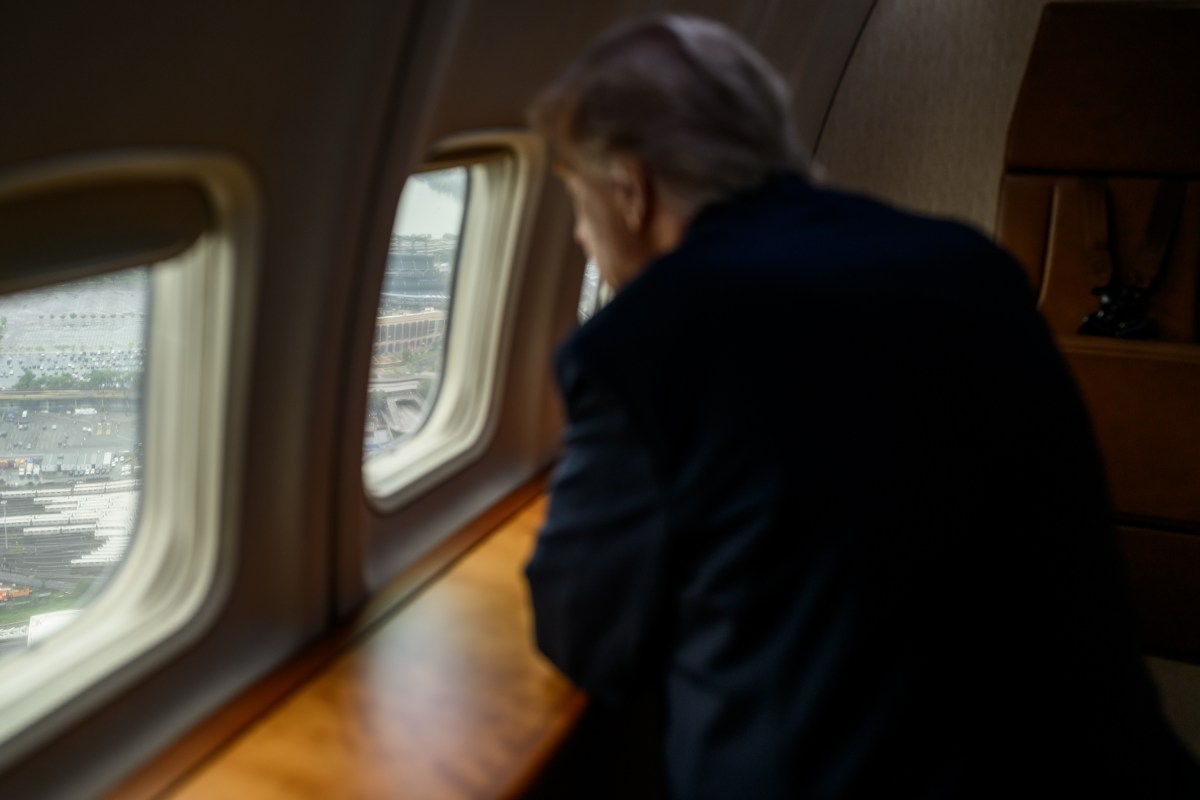 President Donald Trump looks out of the window of Air Force One, Sunday, September 7, 2025, before landing at LaGuardia Airport in East Elmhurst, New York, to attend the U.S. Open Men’s Championship. (Official White House Photo by Daniel Torok)