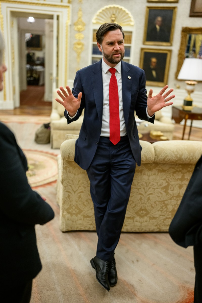 Vice President JD Vance speaks with Secretary of State Marco Rubio and Chief of Staff Susie Wiles in the Oval Office, Tuesday, September 9, 2025. (Official White House Photo by Daniel Torok)