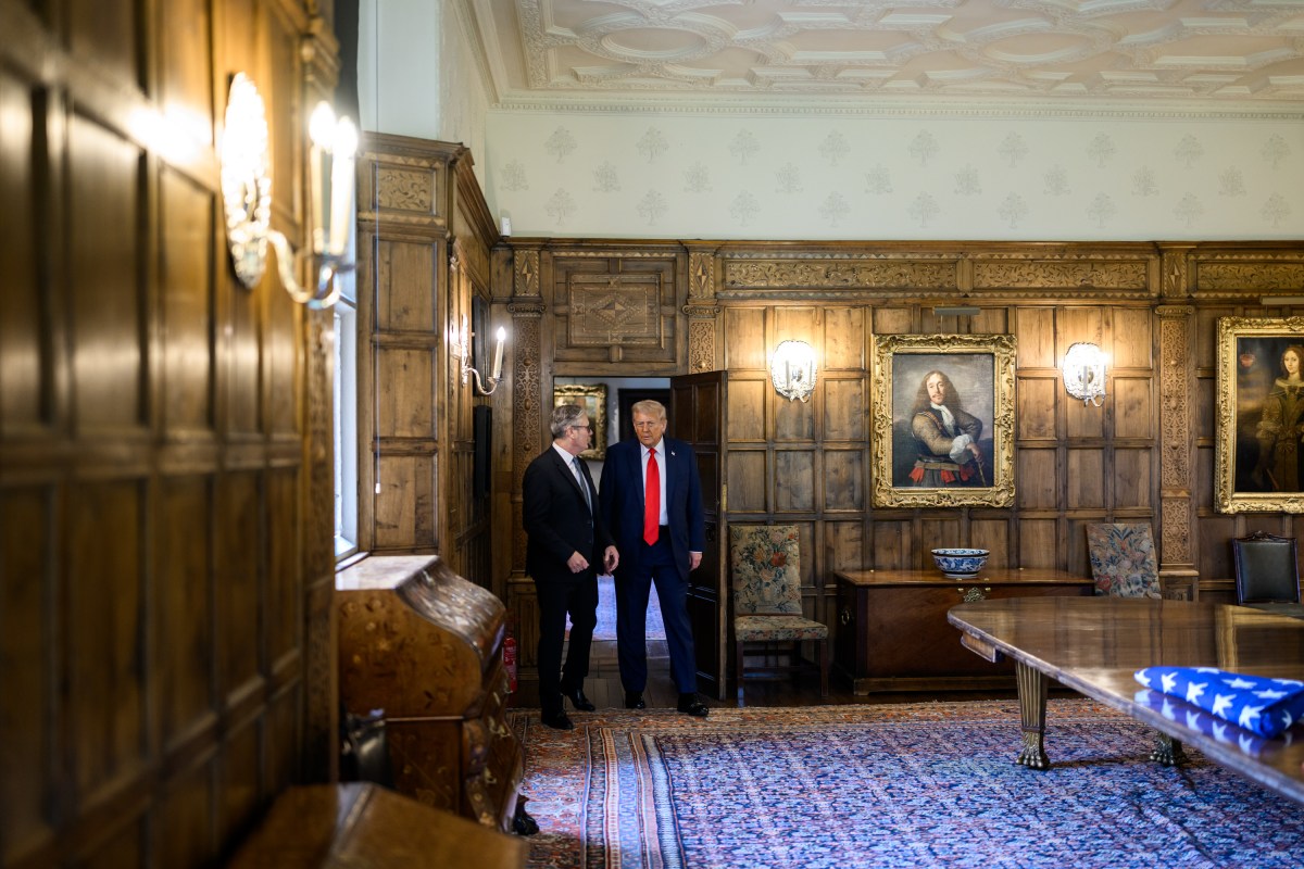 President Donald Trump tours Chequers, the prime minister’s house in Buckinghamshire, England, with Prime Minister Keir Starmer on Thursday, September 18, 2025. (Official White House Photo by Daniel Torok)