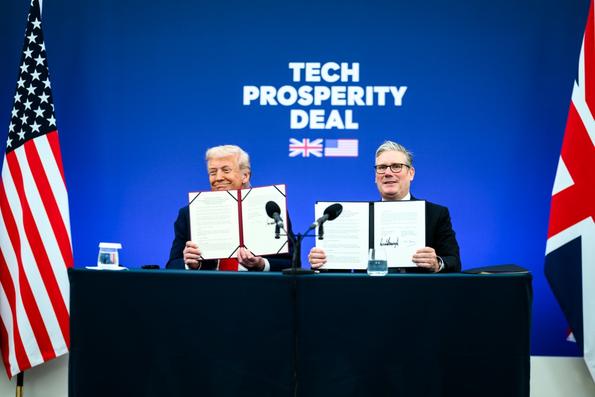 President Donald Trump signs a memorandum of understanding at a business leader reception with Prime Minister Keir Starmer at Chequers, the prime minister’s house in Buckinghamshire, England, on Thursday, September 18, 2025. (Official White House Photo by Daniel Torok)