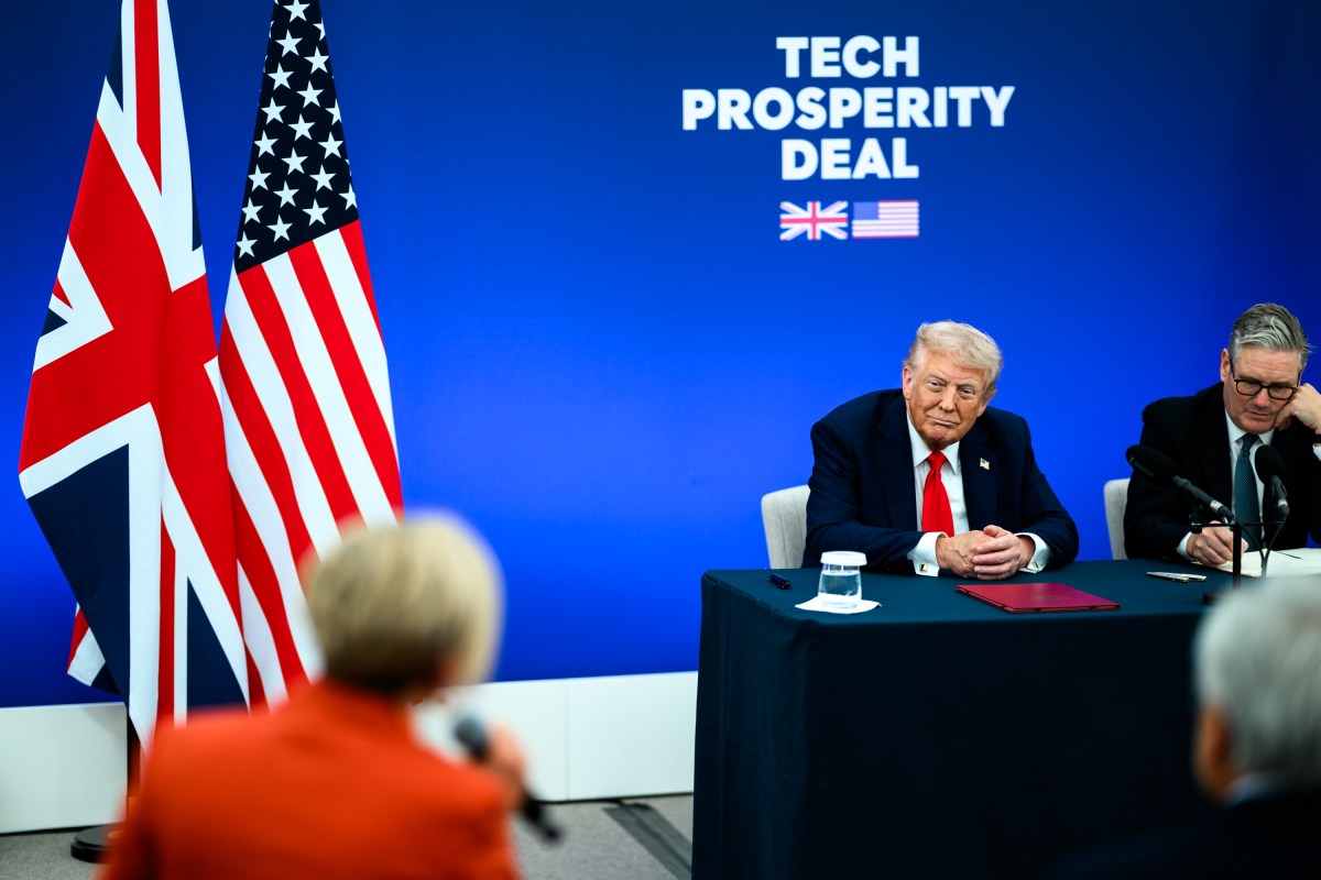 Secretary of State Marco Rubio and White House staff wait for  a demonstration by the Red Devils, the British Parachute Regiment, at Chequers, the prime minister’s house in Buckinghamshire, England on Thursday, September 18, 2025. (Official White House Photo by Daniel Torok)