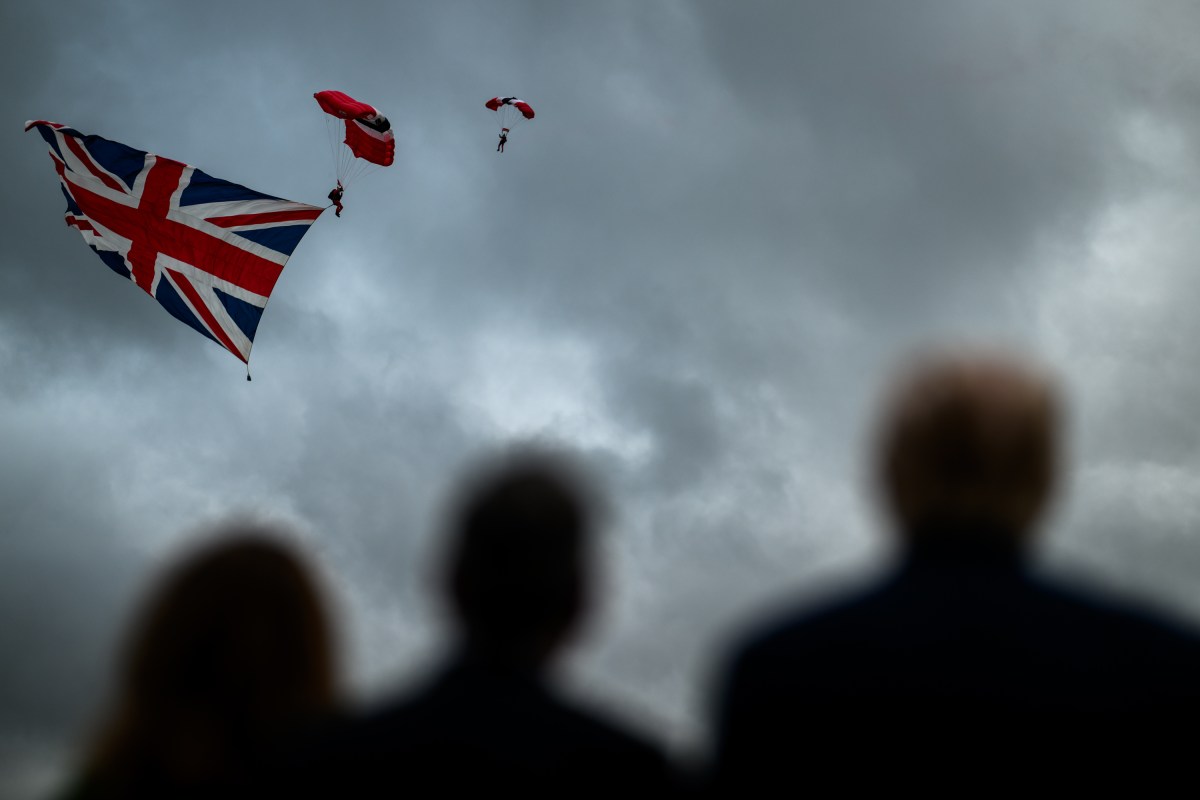 President Donald Trump and First Lady Melania Trump view a demonstration by the Red Devils, the British Parachute Regiment, alongside Prime Minister Keir Starmer and Lady Victoria Starmer at Chequers in Buckinghamshire, England on Thursday, September 18, 2025. (Official White House Photo by Daniel Torok)