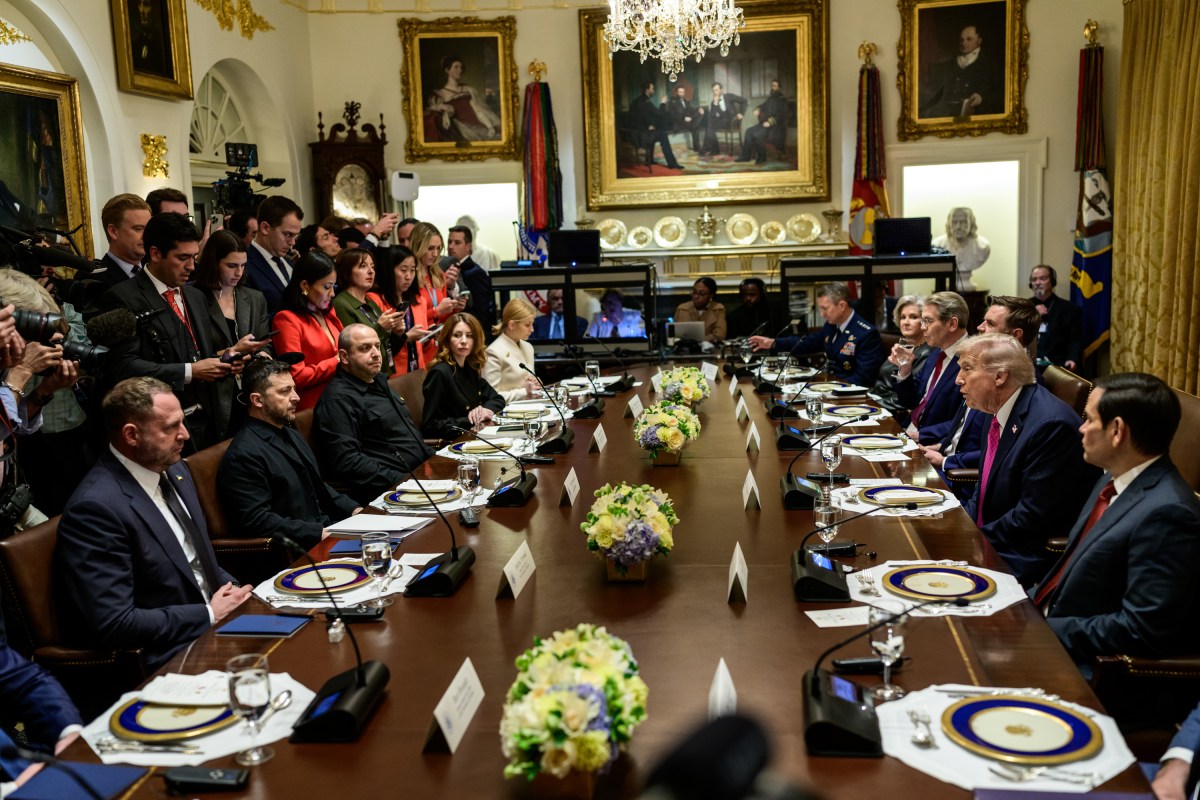 President Donald Trump hosts a bilateral lunch meeting with Ukrainian President Volodymyr Zelenskyy in the Cabinet Room of the White House, Friday, October 17, 2025. (Official White House Photo by Daniel Torok)