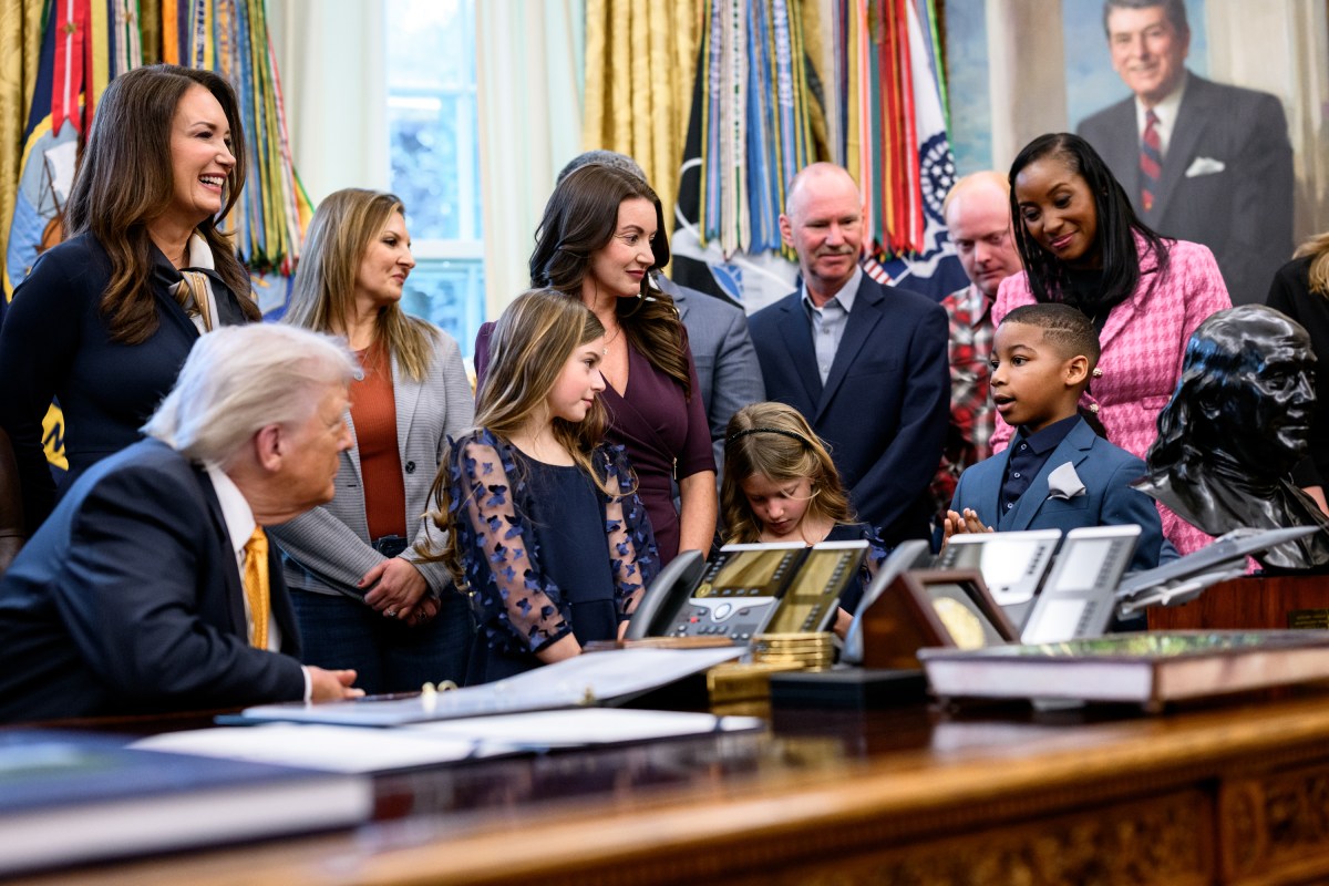 President Donald Trump signs Executive Orders including the “Whole Milk for Healthy Kids Act" alongside HHS Secretary Robert F. Kennedy, Jr., Secretary of Agriculture Brooke Rollins, and dairy farmers in the Oval Office, Wednesday, January 14, 2026. (Official White House Photo by Joyce N. Boghosian)