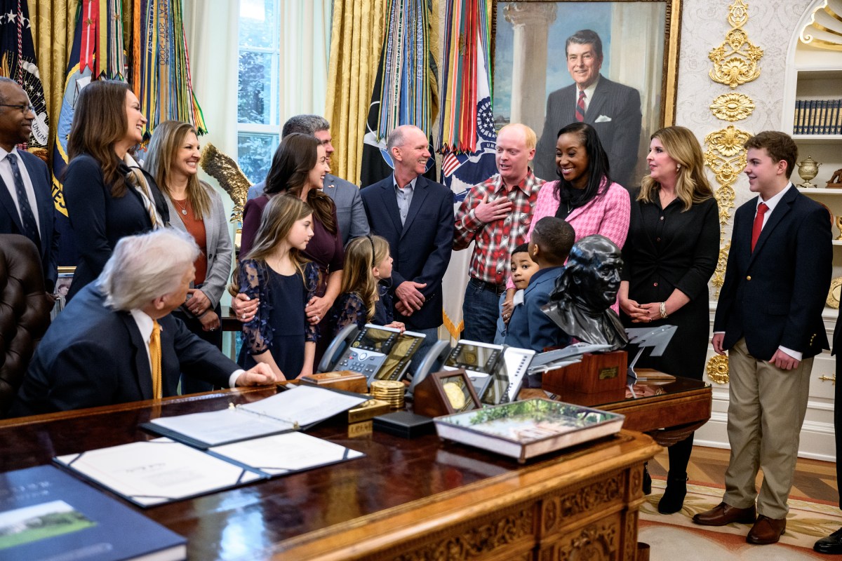President Donald Trump signs Executive Orders including the “Whole Milk for Healthy Kids Act" alongside HHS Secretary Robert F. Kennedy, Jr., Secretary of Agriculture Brooke Rollins, and dairy farmers in the Oval Office, Wednesday, January 14, 2026. (Official White House Photo by Joyce N. Boghosian)