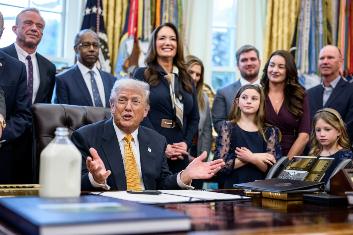 President Donald Trump signs Executive Orders including the “Whole Milk for Healthy Kids Act" alongside HHS Secretary Robert F. Kennedy, Jr., Secretary of Agriculture Brooke Rollins, and dairy farmers in the Oval Office, Wednesday, January 14, 2026. (Official White House Photo by Joyce N. Boghosian)