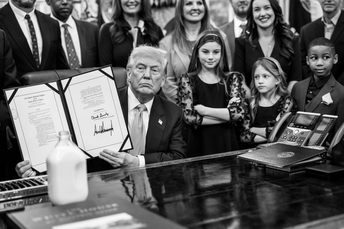 President Donald Trump signs Executive Orders including the “Whole Milk for Healthy Kids Act" alongside HHS Secretary Robert F. Kennedy, Jr., Secretary of Agriculture Brooke Rollins, and dairy farmers in the Oval Office, Wednesday, January 14, 2026. (Official White House Photo by Joyce N. Boghosian)