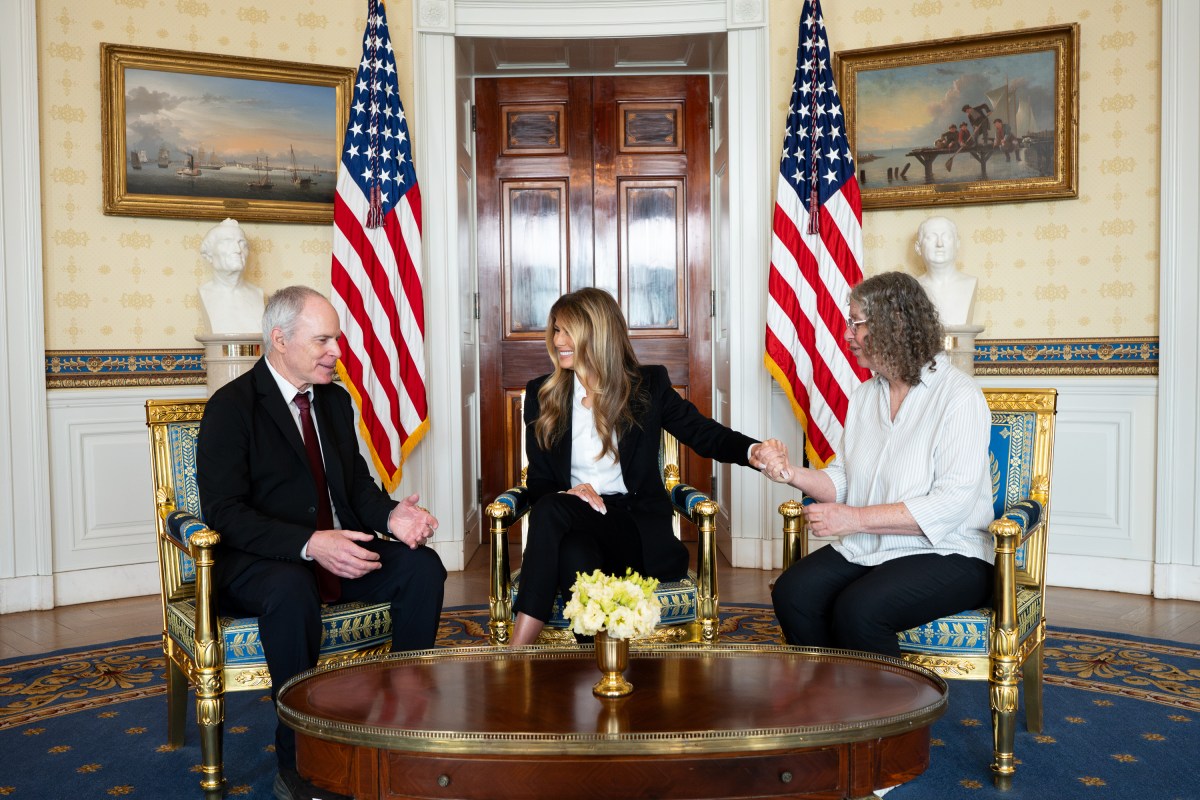 First Lady Melania Trump meets with Keith Siegel, a freed American-Israeli hostage, and his wife Aviva Siegel,Wednesday, February 4, 2026 in the Blue Room of the White House. Keith Siegel was freed in February 2025, after 484 days in Hamas captivity, and his wife Aviva Siegel was released in November 2023. (Official White House Photo by Andrea Hanks)