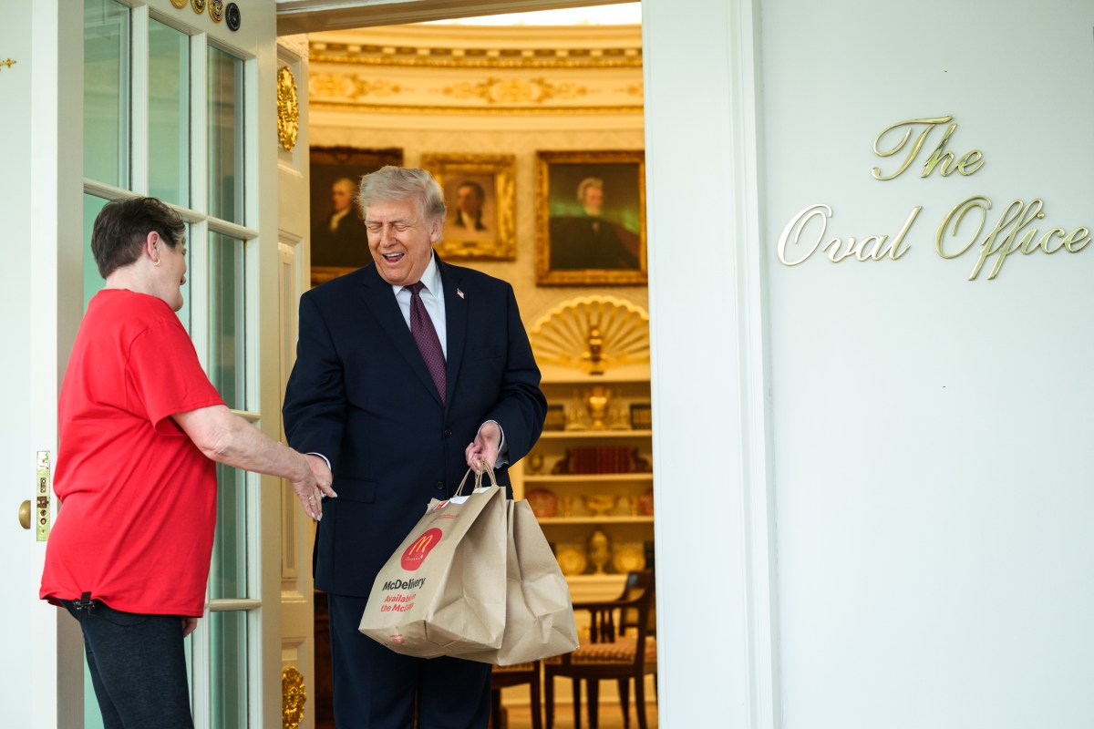 President Donald J. Trump accepts a DoorDash delivery from Sharon Simmons outside of the Oval Office, Monday, April 13, 2026. (Official White House Photo by Daniel Torok)