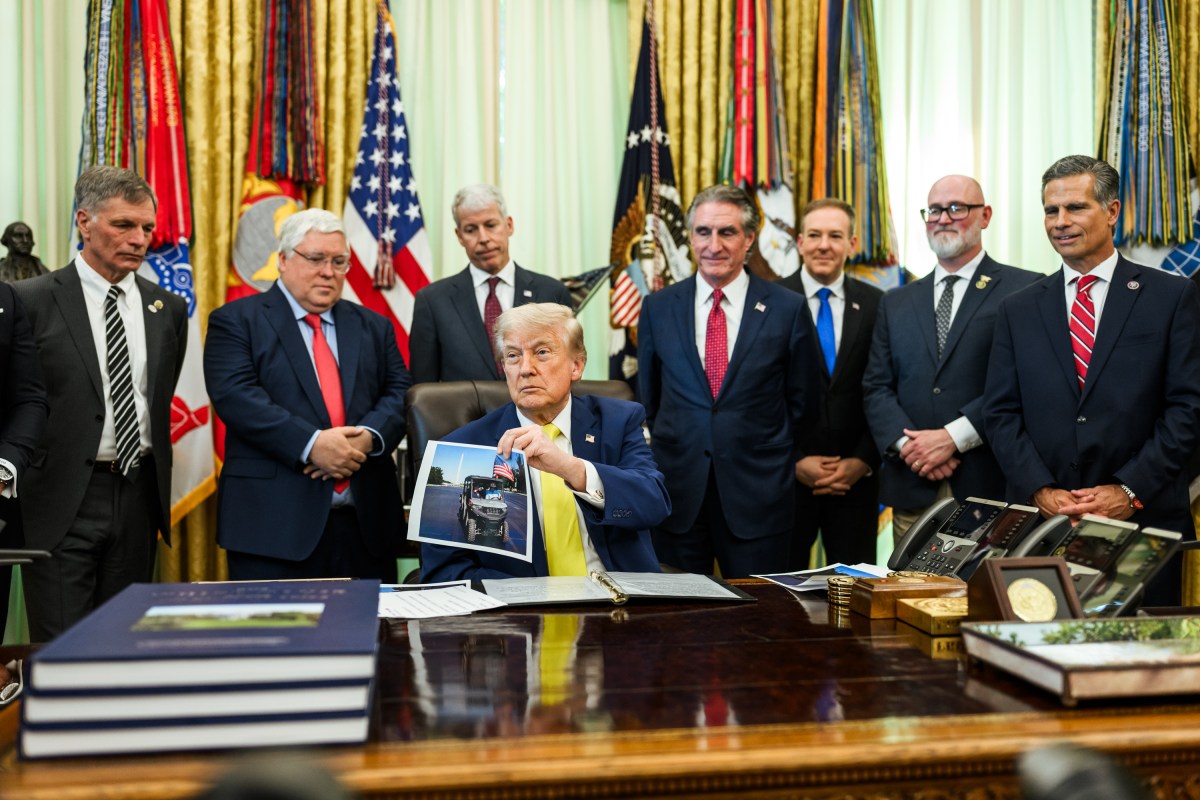 President Donald J. Trump, joined by Secretary of Energy Chris Wright, Secretary of the Interior Doug Burgum, EPA Administrator Lee Zeldin and others, makes an announcement on coal, Thursday, June 4, 2026, in the Oval Office. (Official White House Photo by Molly Riley)